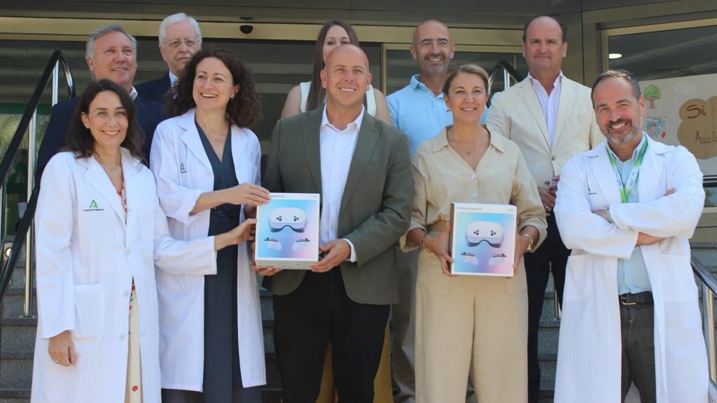 El equipo de Minifunkids con los responsables del Hospital Universitario Virgen del Rocío y de la Fundación del Fútbol Andaluz durante la entrega.