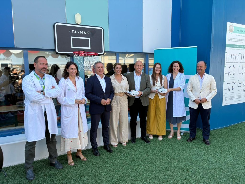 Entrega de gafas de realidad virtual en el Hospital Infantil Virgen del Rocío, con representantes de la Real Federación Andaluza de Fútbol, del hospital y de Minifunkids.