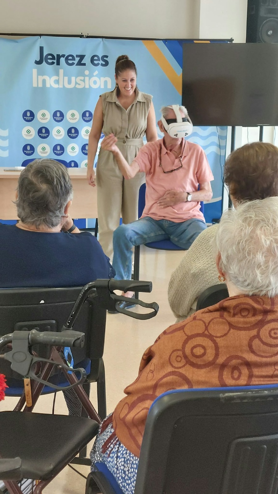 Participante con gafas de realidad virtual acompañado por un monitor en Jerez