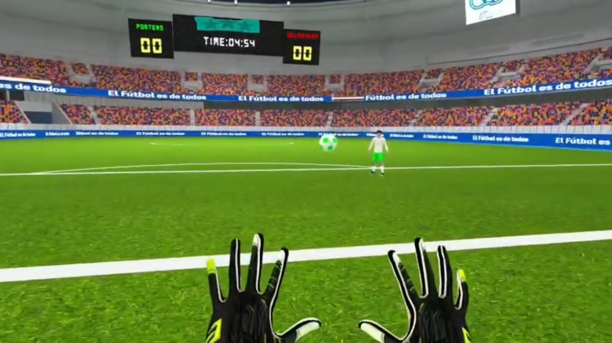 Vista de portero dentro de un estadio virtual en Fútbol Sin Barreras VR, con guantes, marcador y grada llena